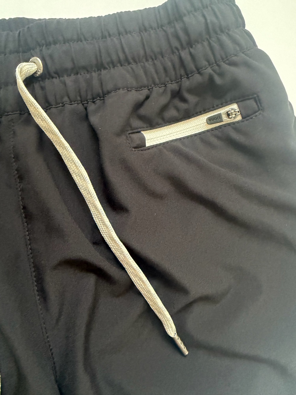 Vuori Women’s Black Performance Athletic Shorts Size Small Zip Pocket - Picture 3 of 6